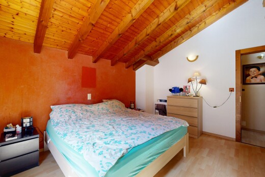chambre avec inside property, wood finish floor, sol en finition bois, wood ceiling, et plafond en bois