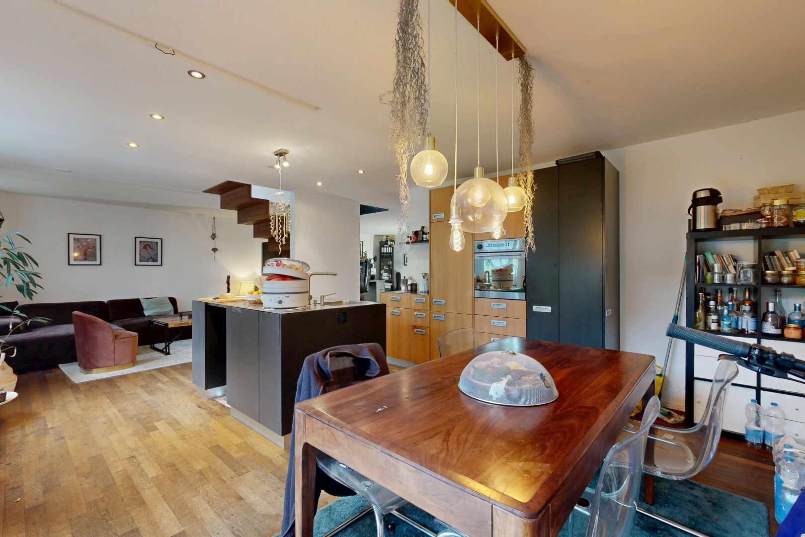 esszimmer mit holzfußboden, wood finish floor, inside property, gipskartonwand, und drywall
