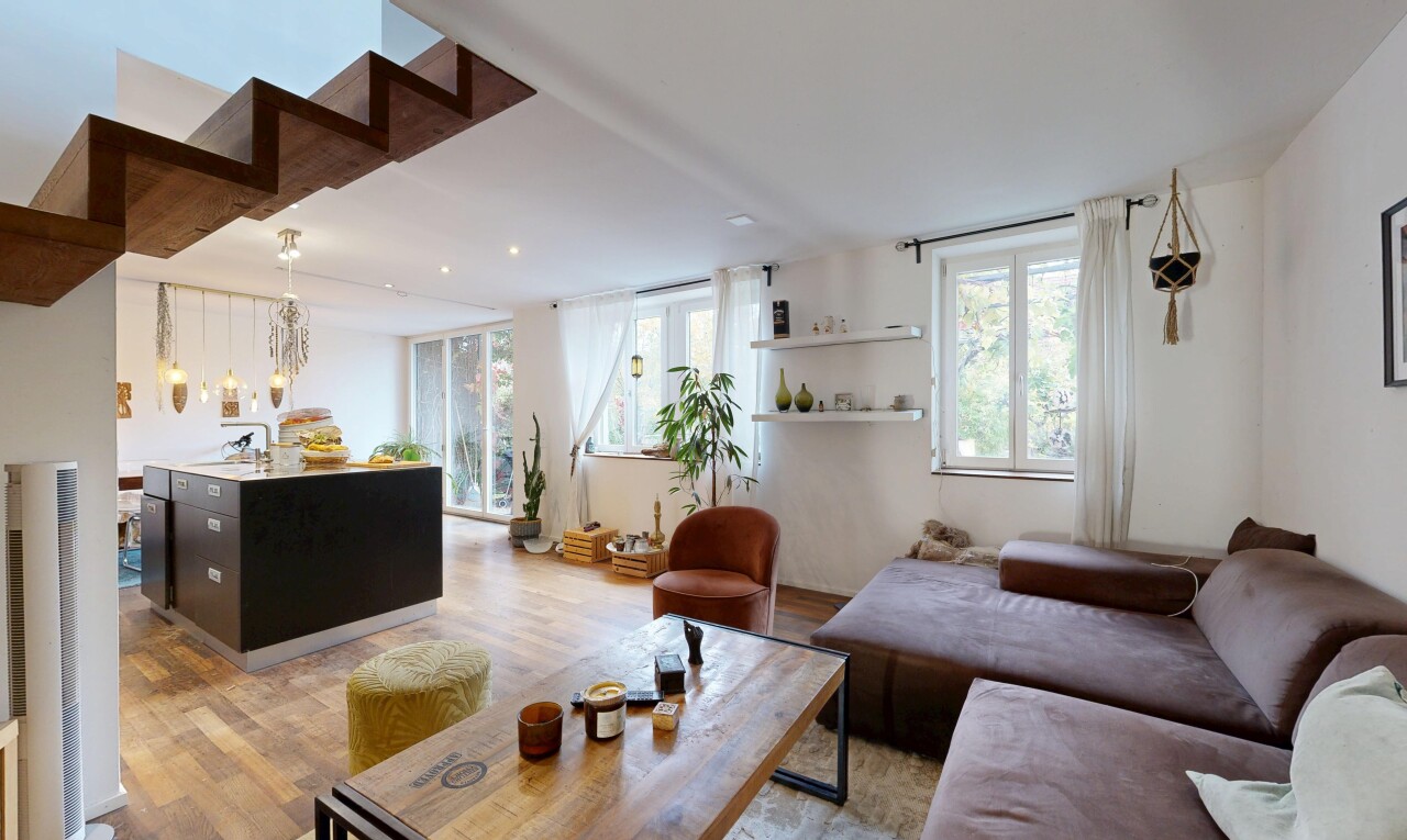 wohnzimmer mit wood finish floor, holzfußboden, natural light, natürliches licht, und drywall
