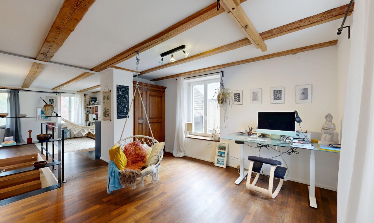büro mit beamed ceiling, balkendecke, inside property, bürobereich, und natural light
