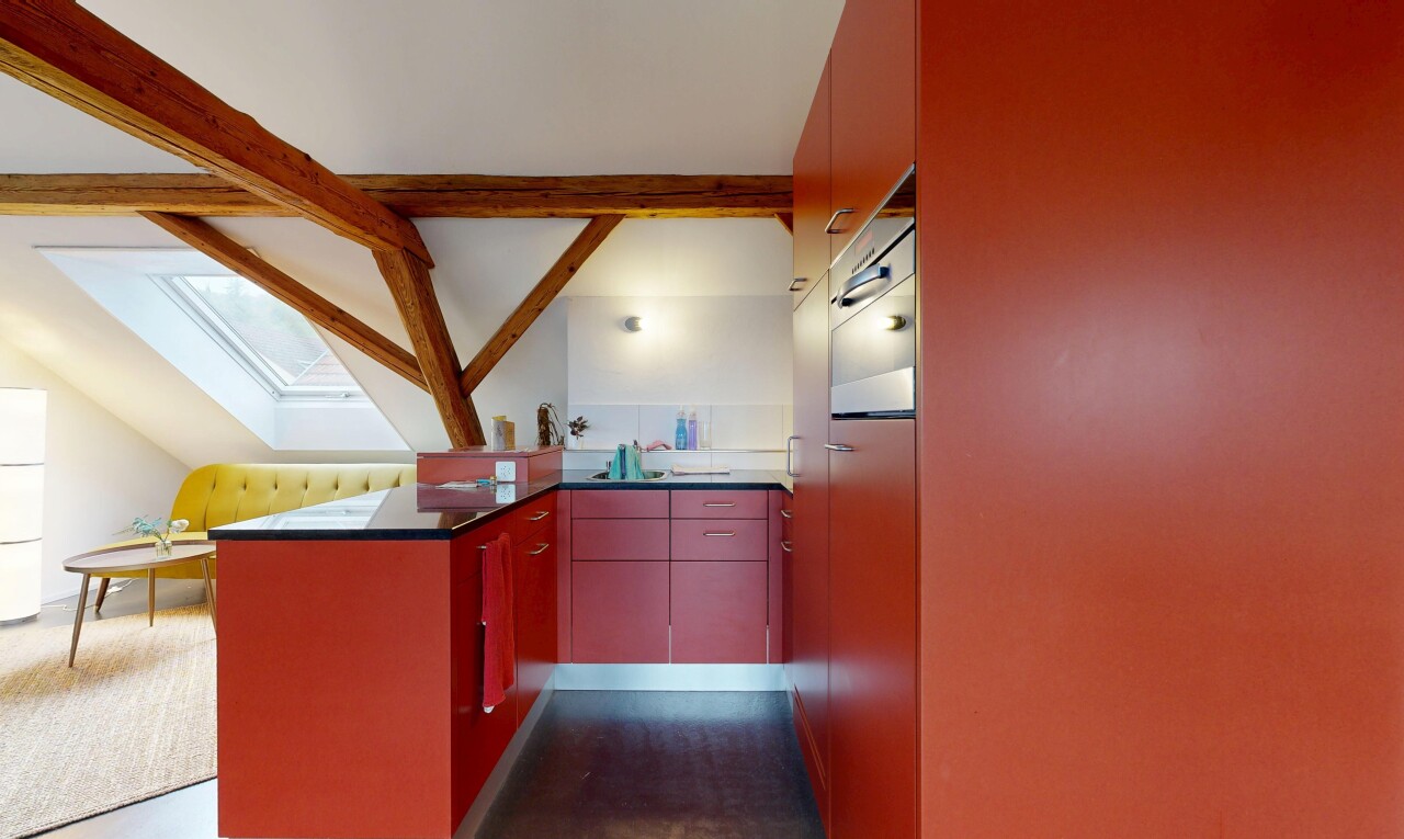 küche mit küchentheke, schränke mit flachen paneelen, dachschräge, vaulted ceiling, und inside property