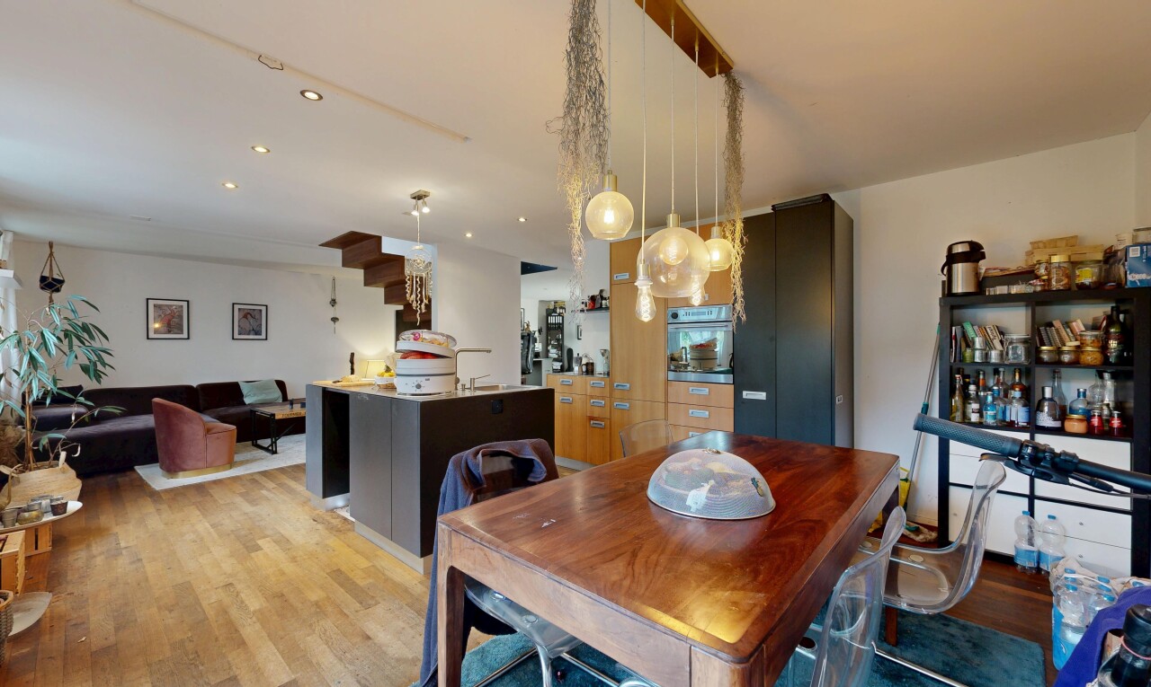 esszimmer mit holzfußboden, wood finish floor, inside property, gipskartonwand, und drywall