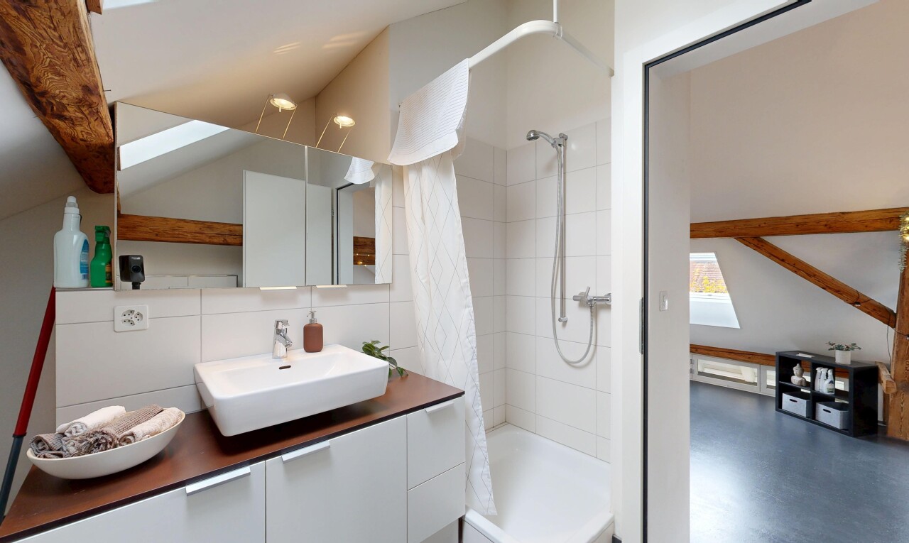 bad mit schminktisch, komplettes badezimmer, inside property, dusche, und vaulted ceiling