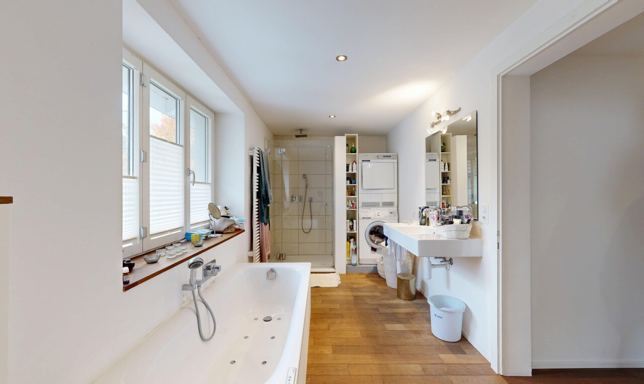 bad mit spiegel, bad, inside property, holzfußboden, und wood finish floor