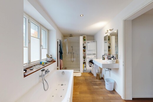 salle de bains avec miroir, bain, inside property, sol en finition bois, et wood finish floor