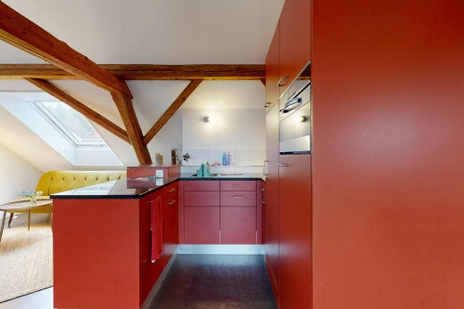 küche mit küchentheke, schränke mit flachen paneelen, dachschräge, vaulted ceiling, und inside property