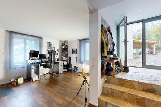 treppe mit natural light, natürliches licht, inside property, wood finish floor, und holzfußboden