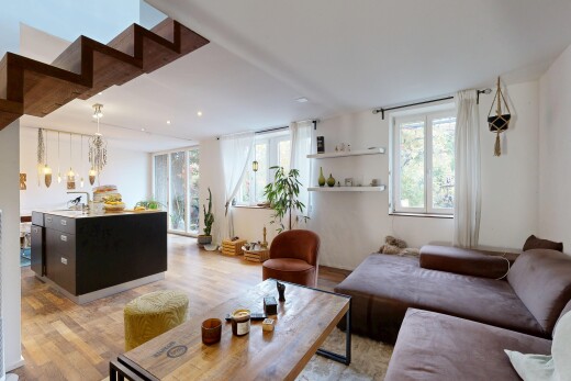 wohnzimmer mit wood finish floor, holzfußboden, natural light, natürliches licht, und drywall