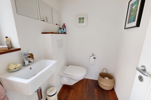 salle de bains avec inside property, toilette, miroir, cloison sèche, et drywall