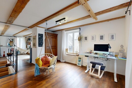 bureau avec beamed ceiling, plafond à poutres, inside property, espace bureau, et natural light