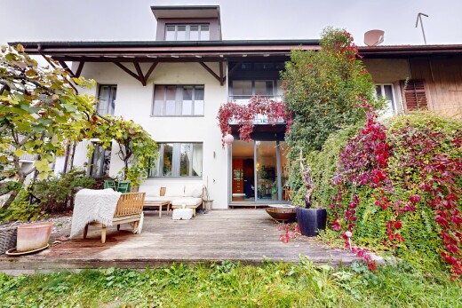 außenansicht mit property visible, stuckverkleidung, deck, und overcast