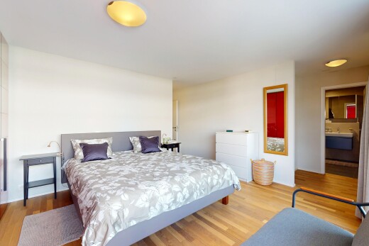 zimmer / schlafzimmer mit inside property, wood finish floor, holzfußboden, drywall, und gipskartonwand