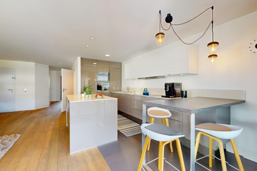 küche mit schränke mit flachen paneelen, inside property, drywall, gipskartonwand, und wood finish floor