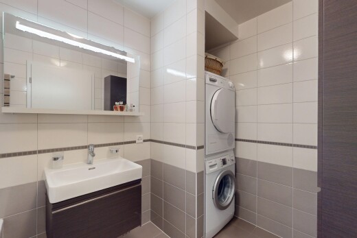 bad mit waschturm, tile wall, fliesenwand, inside property, und spiegel