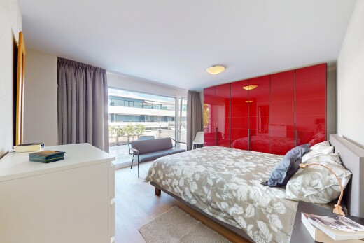 zimmer / schlafzimmer mit natural light, natürliches licht, inside property, wood finish floor, und holzfußboden