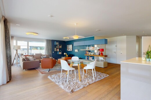 wohn- / esszimmer mit inside property, wood finish floor, holzfußboden, natural light, und natürliches licht