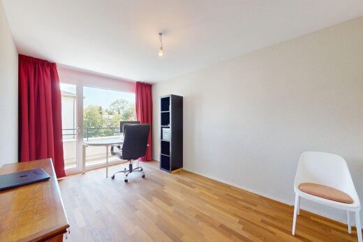 büro mit natural light, natürliches licht, bürobereich, wood finish floor, und holzfußboden