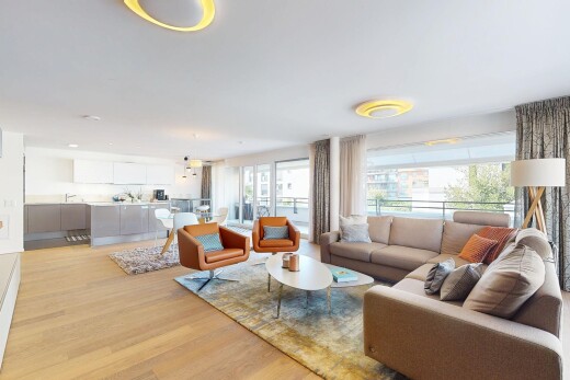 wohnzimmer mit inside property, wood finish floor, holzfußboden, natural light, und natürliches licht