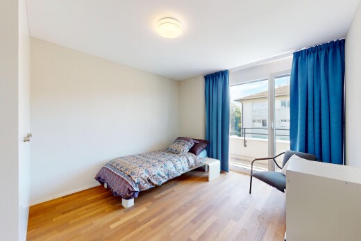 zimmer / schlafzimmer mit natural light, natürliches licht, inside property, wood finish floor, und holzfußboden