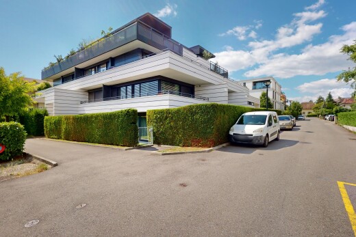 außenansicht mit day time, property visible, und parkplatz