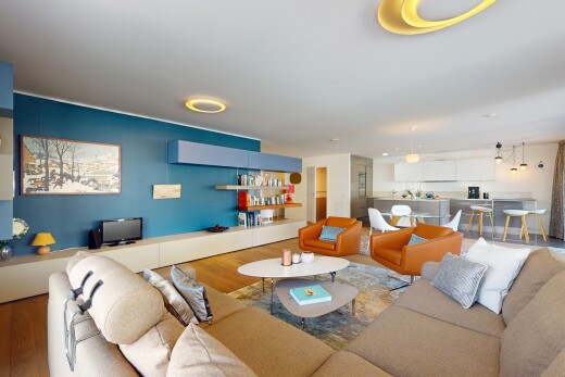 wohnzimmer mit inside community, wood finish floor, holzfußboden, fernseher, und drywall