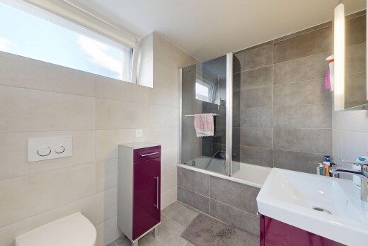 bad mit tile wall, fliesenwand, schminktisch, komplettes badezimmer, und inside property