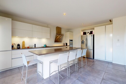 küche mit kühlschrank, dark countertops, arbeitsplatten, flat panel cabinets, und schränke mit flachen paneelen