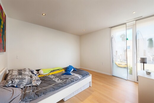 zimmer / schlafzimmer mit natürliches licht, natural light, holzfußboden, wood finish floor, und außenzugang