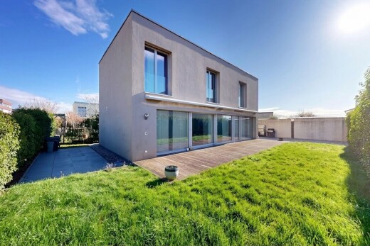 außenansicht mit stuckverkleidung, from property, rasen, day time, und zaun