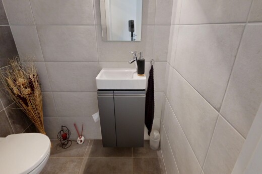 bad mit tile wall, fliesenwand, schminktisch, gäste-wc, und toilette