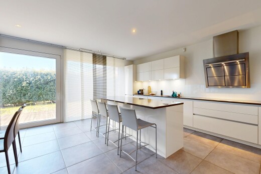 küche mit white cabinets, weiße schränke, inside property, kitchen bar, und küchenbar