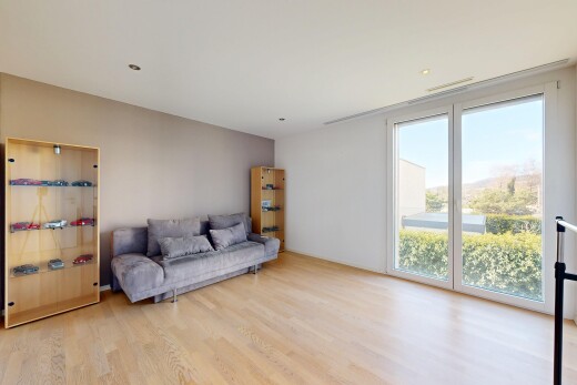 wohnzimmer mit wood finish floor, holzfußboden, natural light, natürliches licht, und inside property