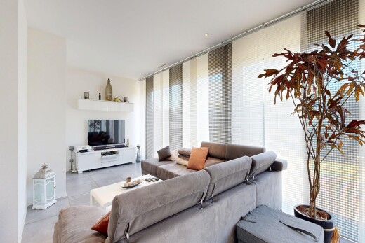 wohnzimmer mit fernseher, inside property, drywall, gipskartonwand, und natural light