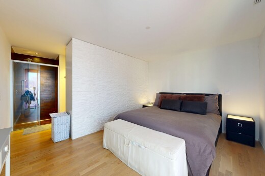 zimmer / schlafzimmer mit inside property, holzfußboden, wood finish floor, und light floor