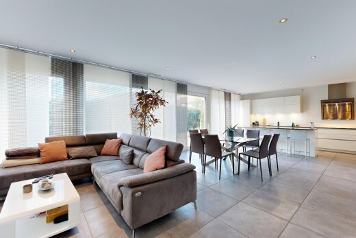 wohn- / esszimmer mit inside property, light floor, fliesenboden, tile floor, und natürliches licht