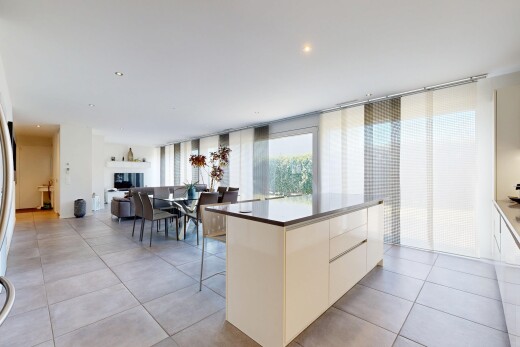 küche mit natürliches licht, natural light, weiße schränke, white cabinets, und öffnet sich zum wohnraum