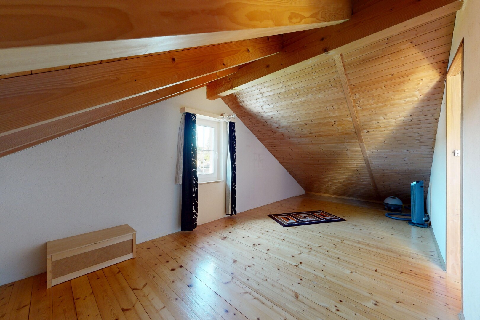 leerer raum mit low ceiling, niedrige decke, zusätzliches zimmer, vaulted ceiling, und dachschräge
