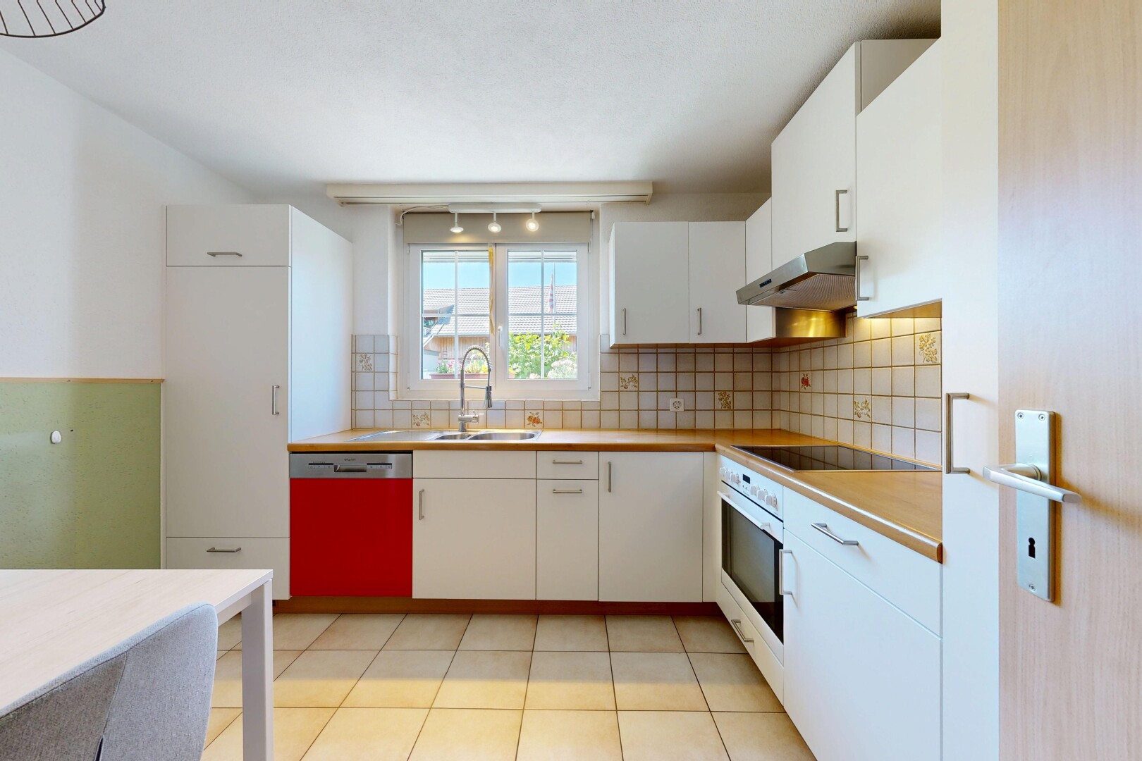 küche mit light floor, küchenrückwand beim herd, küchenrückwand beim Herd, dunstabzugshaube, und ofen