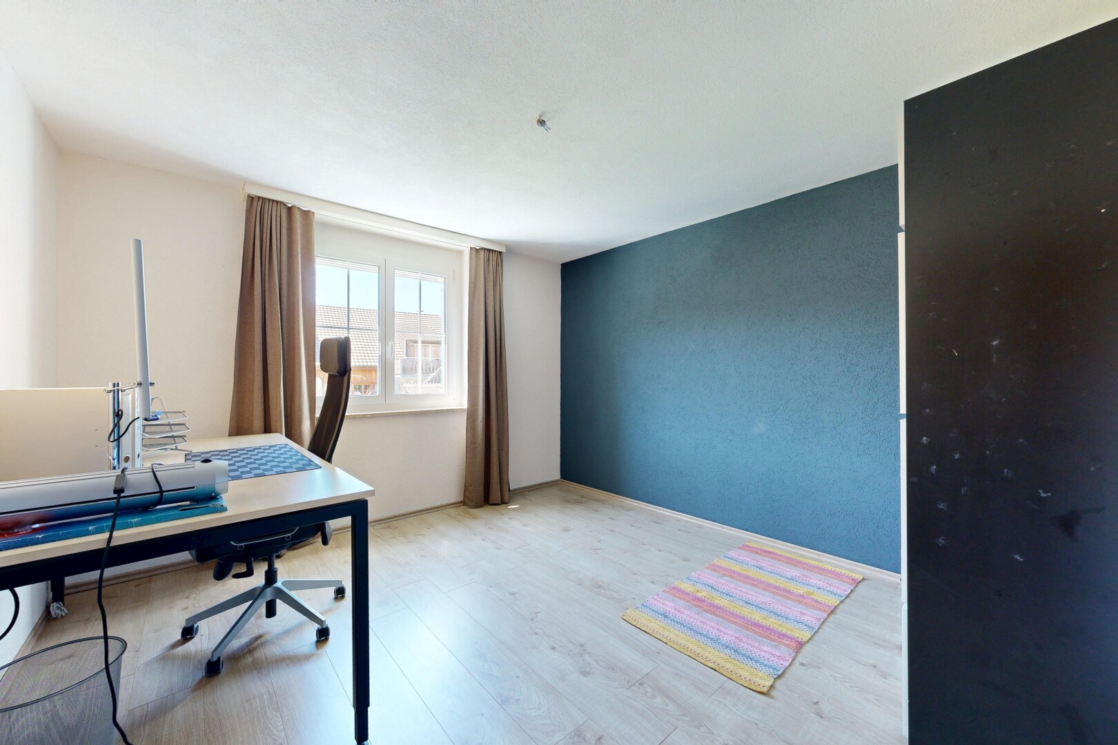 büro mit bürobereich, natural light, natürliches licht, wood finish floor, und holzfußboden