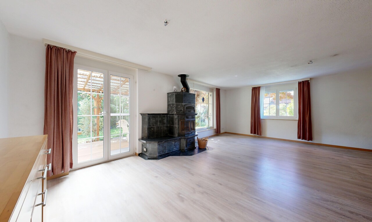 wohnzimmer mit holzofen, inside property, gipskartonwand, drywall, und holzfußboden