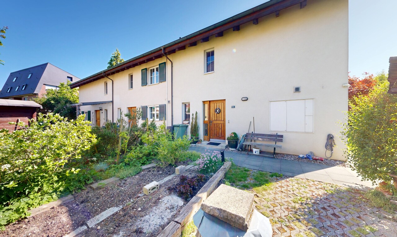 außenansicht mit stuckverkleidung, day time, und property visible
