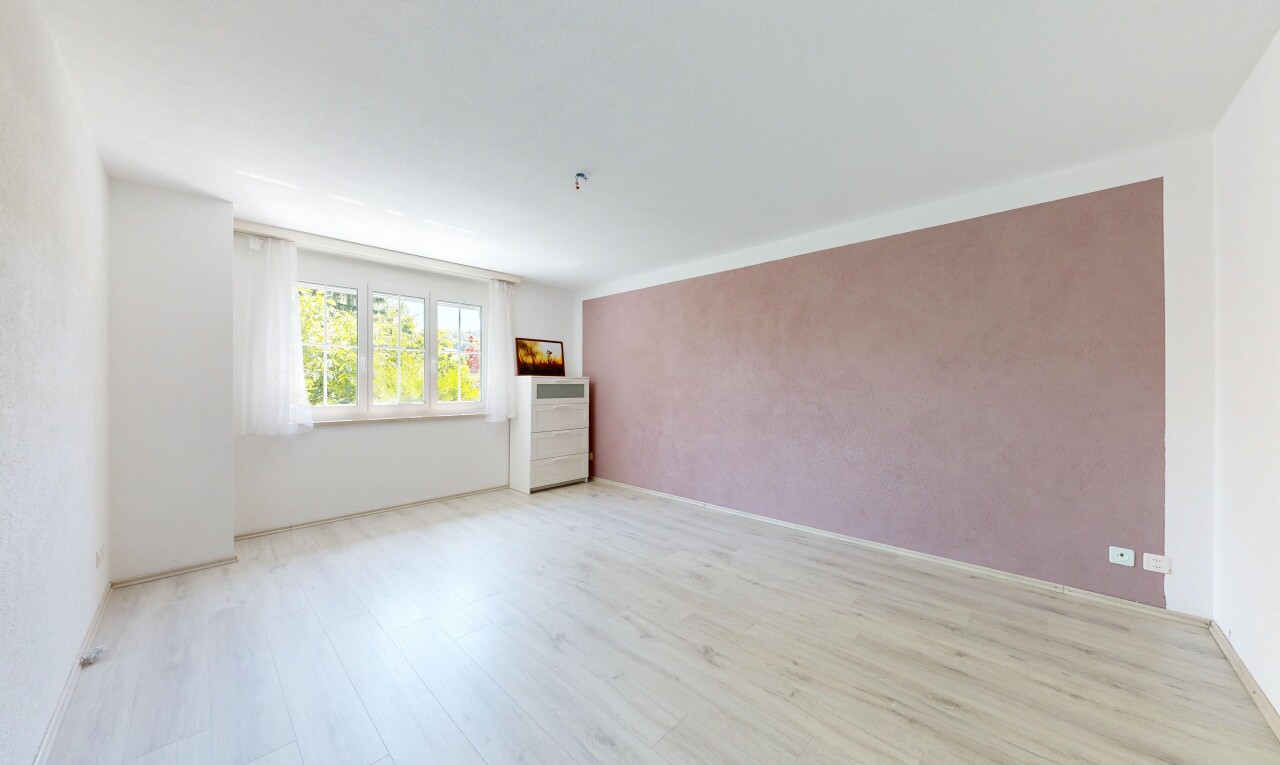 leerer raum mit natural light, natürliches licht, inside property, wood finish floor, und holzfußboden
