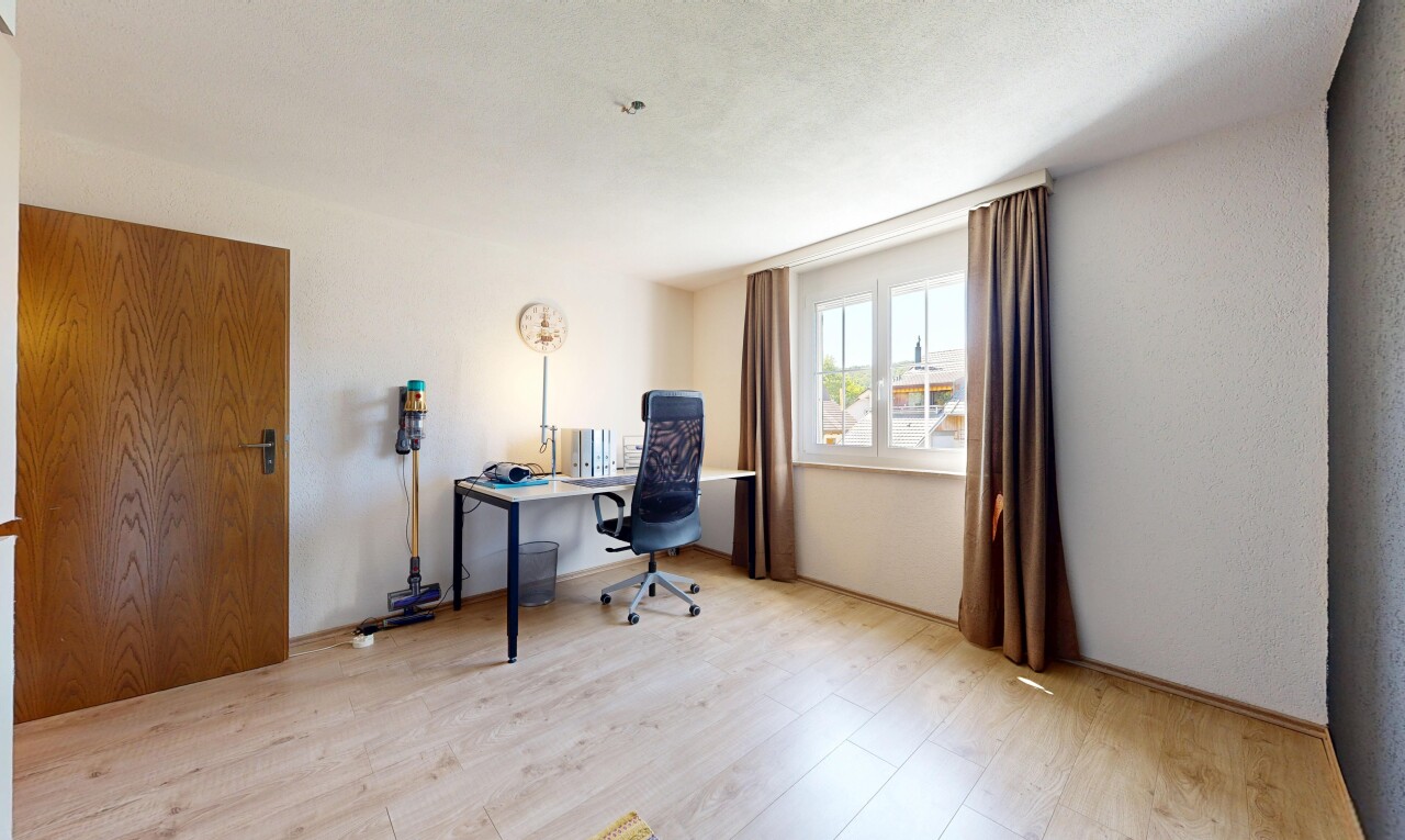 büro mit bürobereich, natürliches licht, natural light, inside property, und holzfußboden
