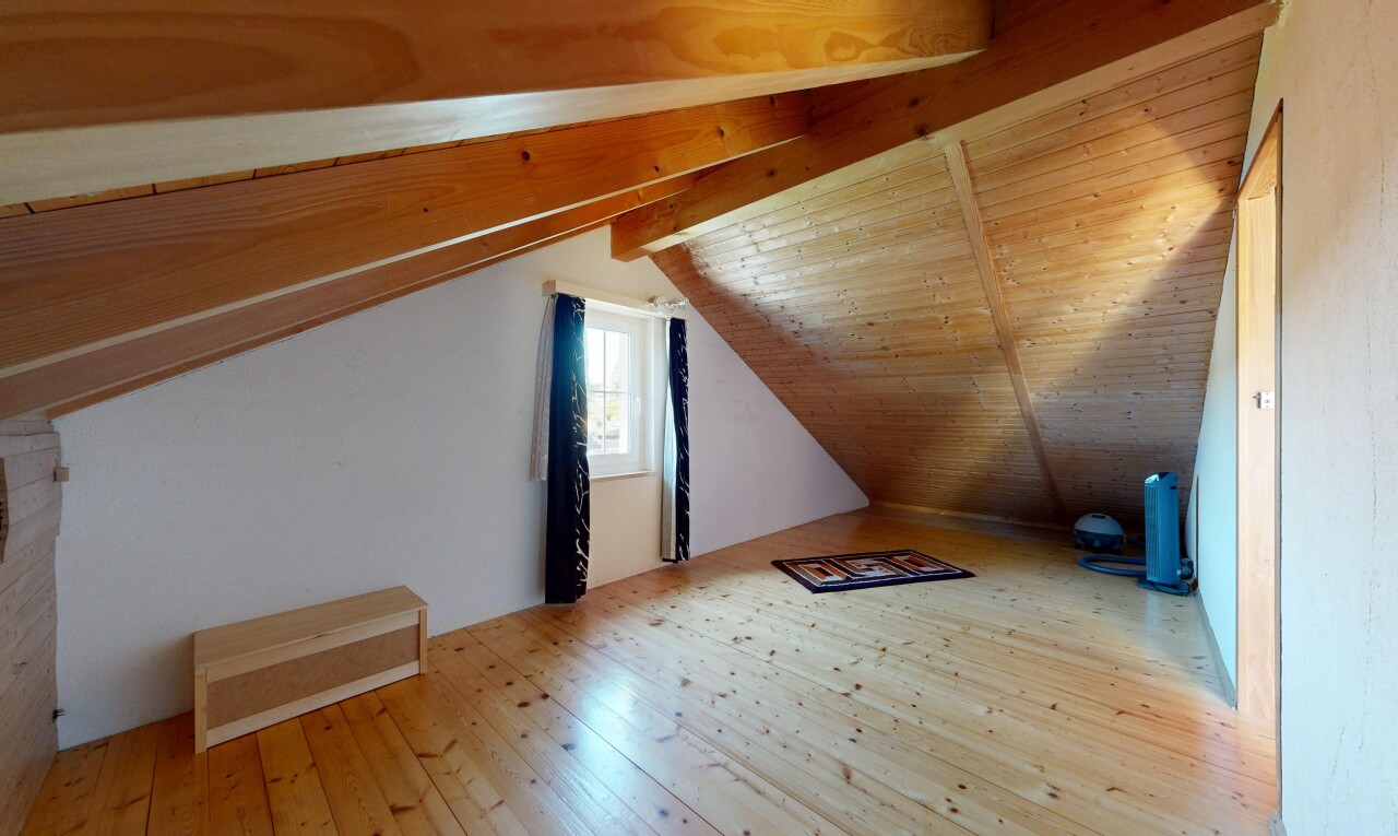 leerer raum mit low ceiling, niedrige decke, zusätzliches zimmer, vaulted ceiling, und dachschräge