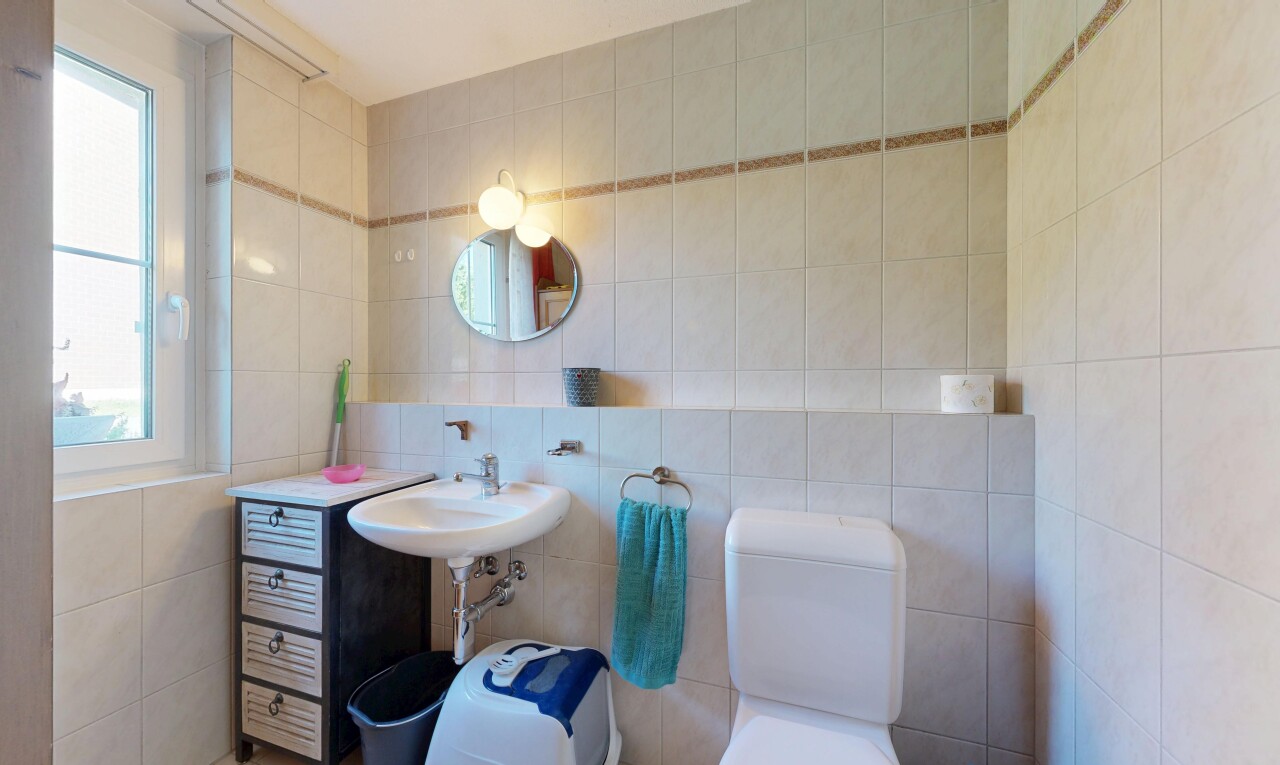 bad mit tile wall, fliesenwand, spiegel, toilette, und natural light