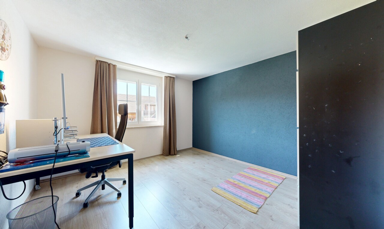 büro mit bürobereich, natural light, natürliches licht, wood finish floor, und holzfußboden