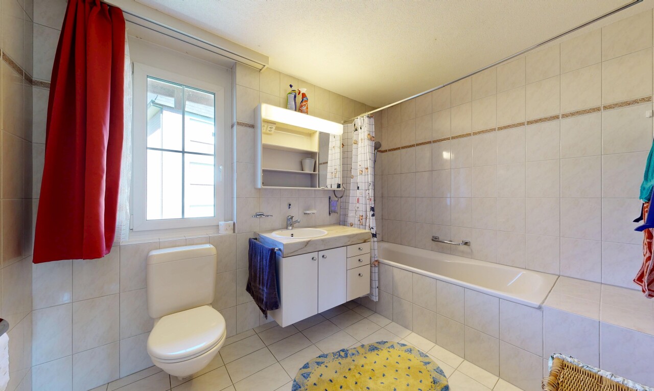 bad mit komplettes badezimmer, light floor, kombiniertes bad / dusche, fliesenwand, und tile wall
