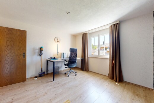 bureau avec espace bureau, lumière naturelle, natural light, inside property, et sol en finition bois