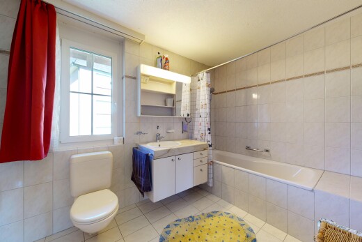bad mit komplettes badezimmer, light floor, kombiniertes bad / dusche, fliesenwand, und tile wall