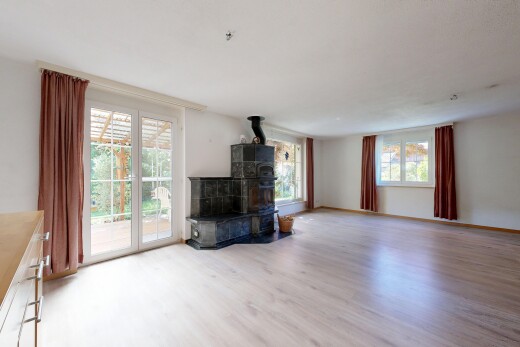 wohnzimmer mit holzofen, inside property, gipskartonwand, drywall, und holzfußboden